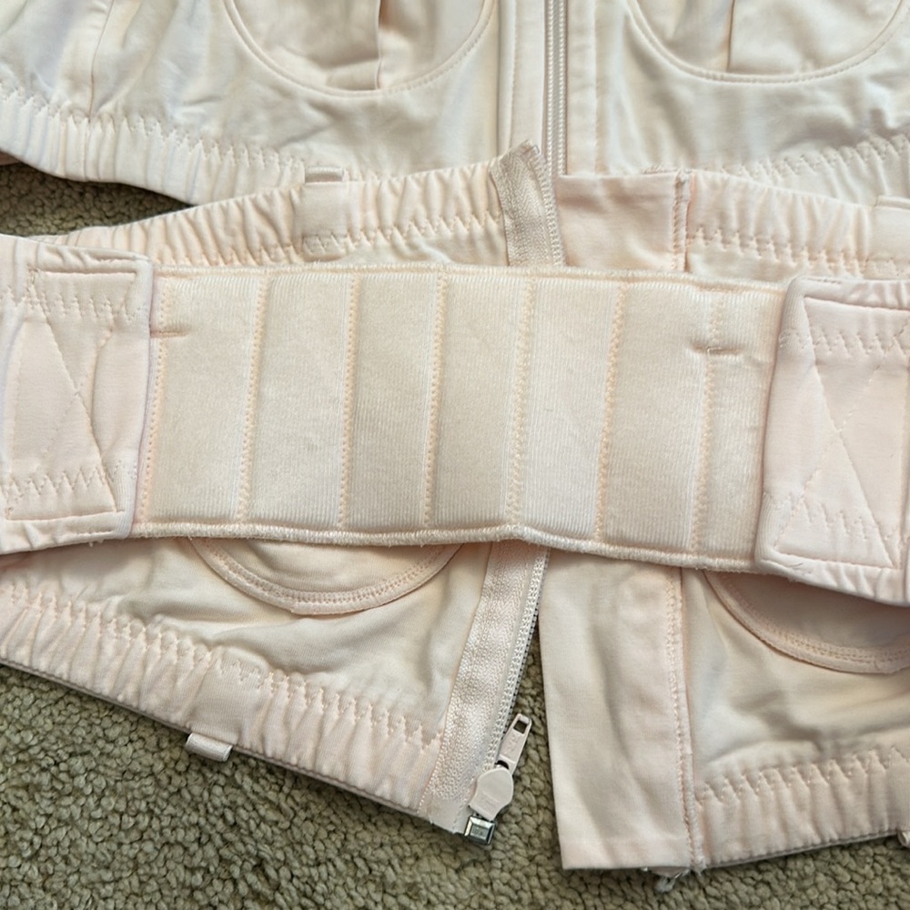 Lansinoh xs-l adjustable pumping bra. - Picture 5 of 5
